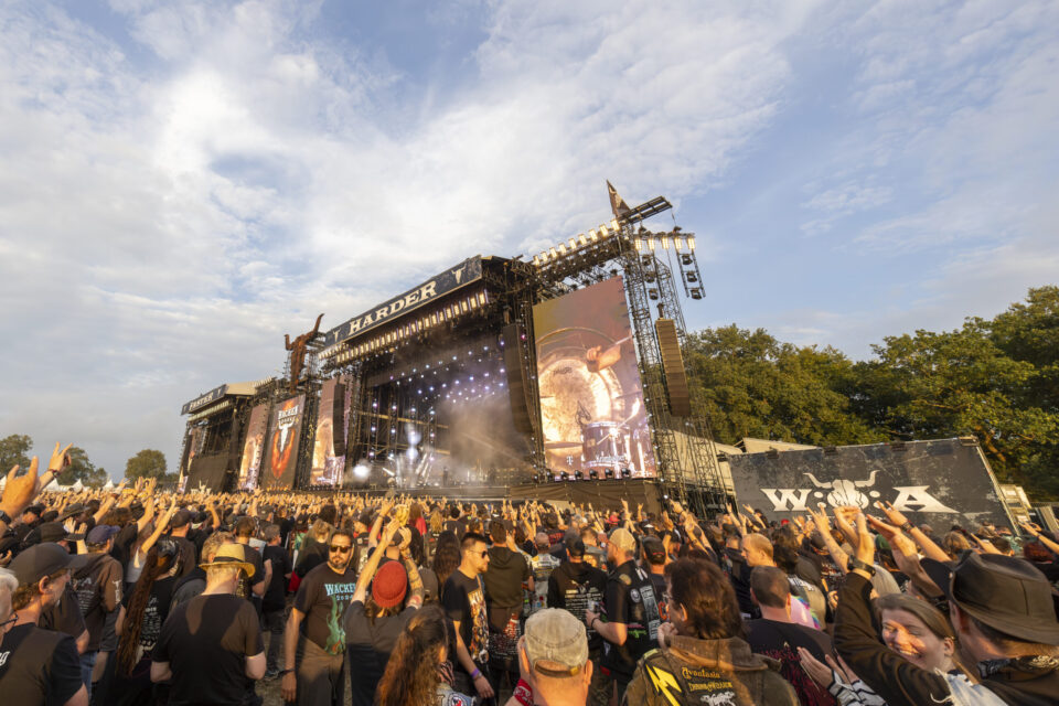 Metal Atmosphäre trifft auf beeindruckenden Textildruck